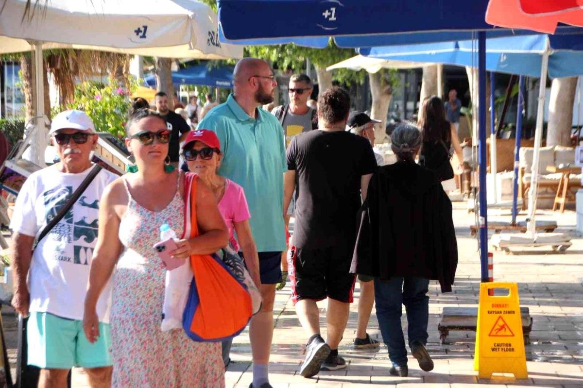 bodrum-sahillerinde-yogunluk-suruyor-luxiAmKK.jpg