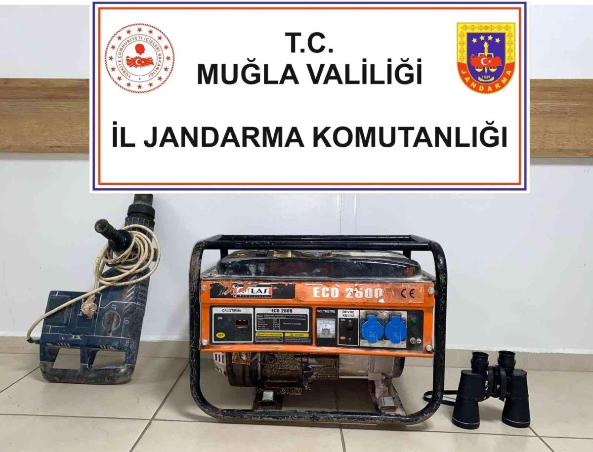 fethiyede-define-ararken-jandarmaya-yakalandilar-mfjTlR8N.jpg