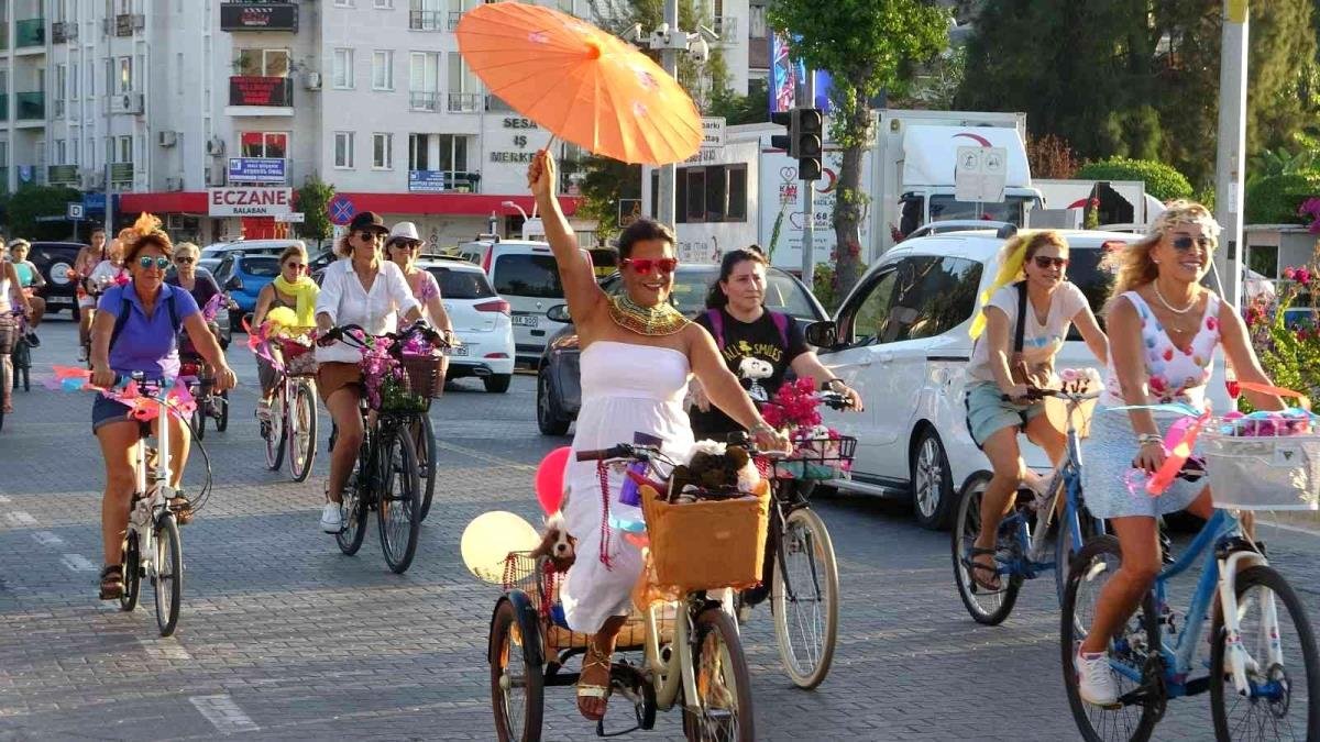 fethiyede-suslu-kadinlar-bisiklet-turu-renkli-goruntulere-sahne-oldu-GZjzZurd.jpg