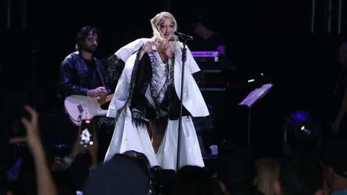 hande-yener-oldurulen-mahsa-amini-icin-once-sacini-kesti-sonra-aglayarak-sarki-soyledi-Qt5hHtTC.jpg