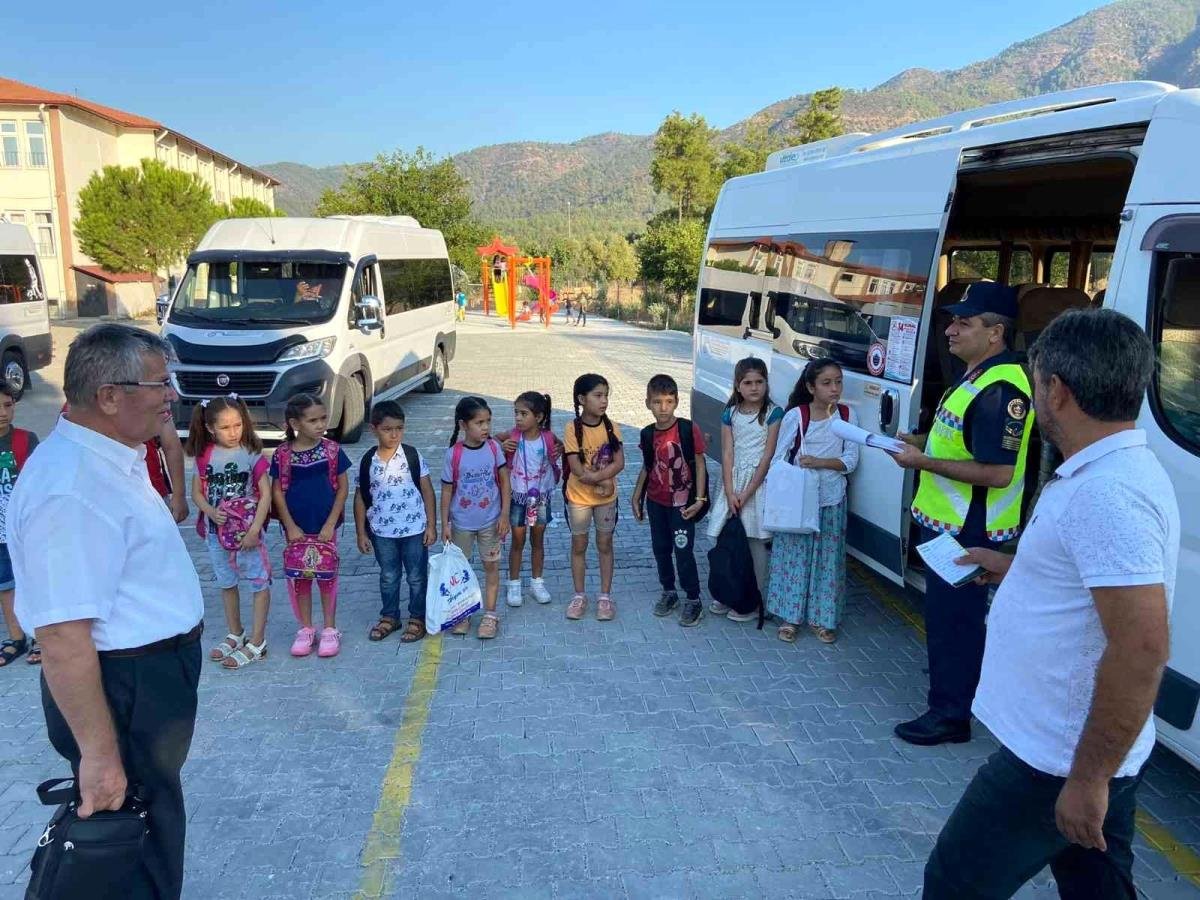 koycegiz-jandarmasi-okul-servis-araclari-denetimlerine-basladi-MlbO5mP3.jpg