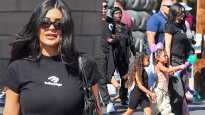 kylie-jenner-alti-kisiden-olusan-yardimci-ekibiyle-eglence-parkinda-EQsZ2w9s.jpg
