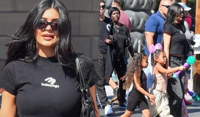 Kylie Jenner altı kişiden oluşan ‘yardımcı’ ekibiyle eğlence parkında!