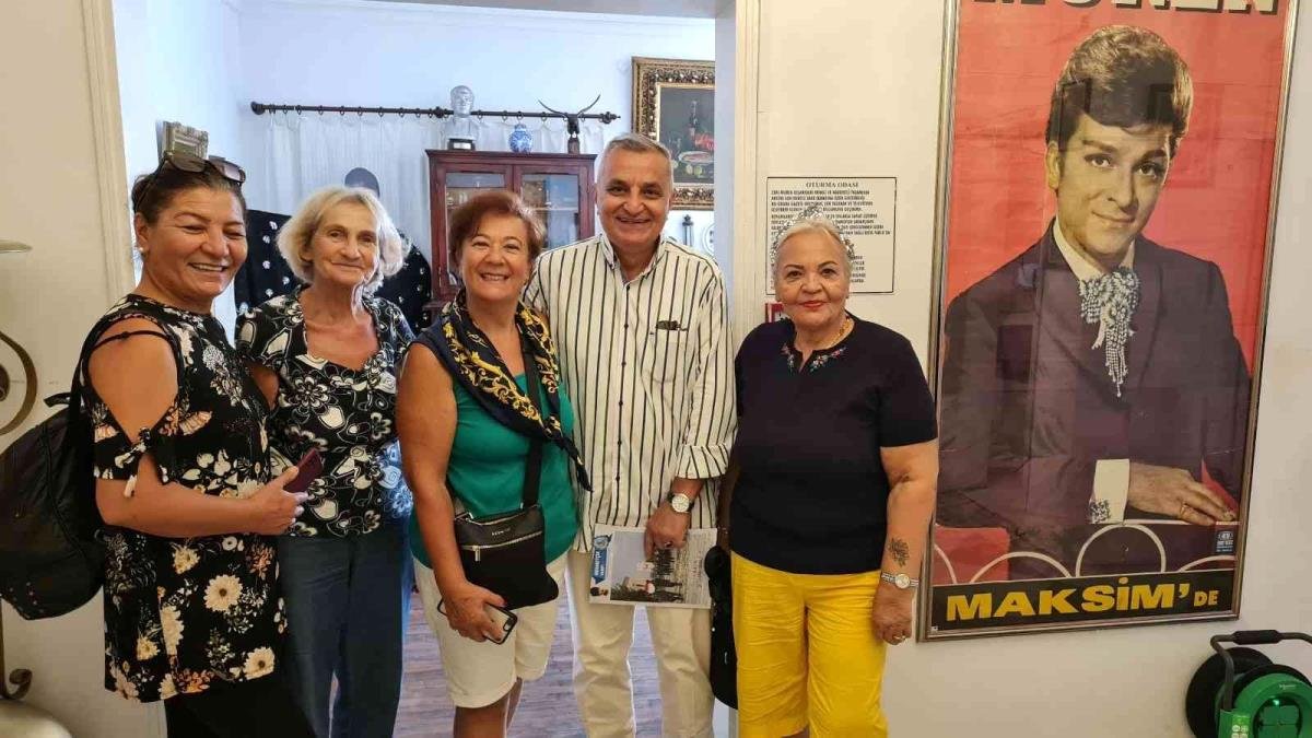 sanat-gunesi-zeki-murenin-evine-ziyaretci-akini-M43mwOPU.jpg