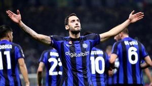 italyada-gundem-hakan-calhanoglu-basi-dik-ve-yuregiyle-oynuyor-EAJinMOp.jpg