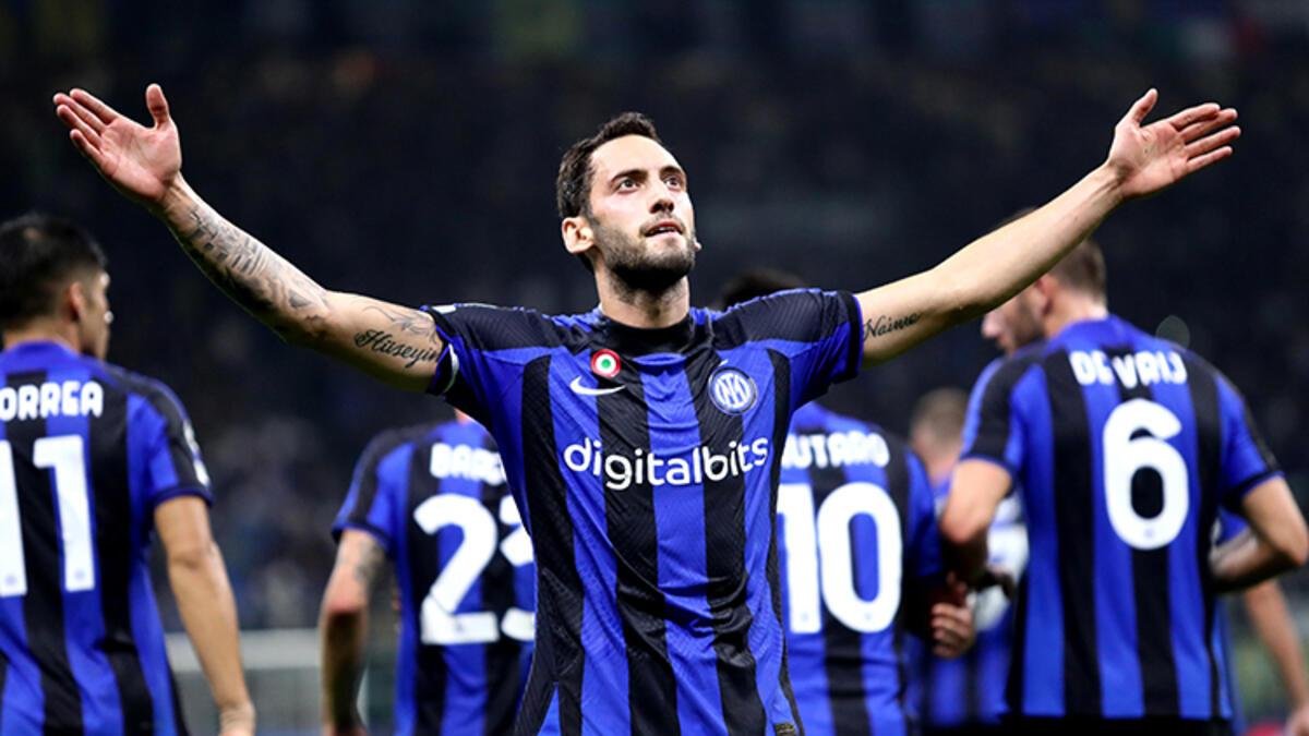 italyada-gundem-hakan-calhanoglu-basi-dik-ve-yuregiyle-oynuyor-EAJinMOp.jpg