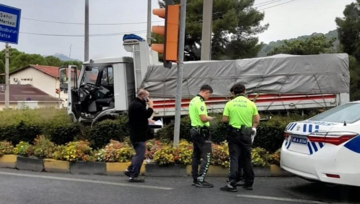 Marmaris’te freni patlayan kamyon kavşağa çıktı