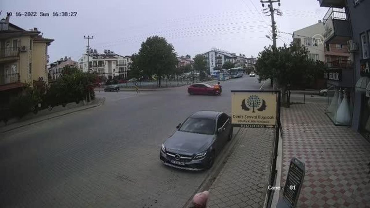 otomobille-motosikletin-carpismasi-kameraya-yansidi-CRTaa4OG.jpg
