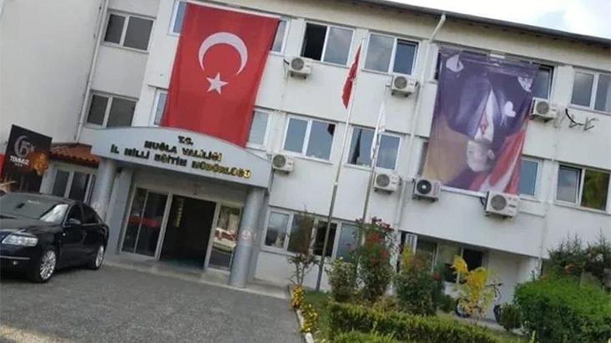 muglada-ataturk-posterinin-ters-asilmasinin-ardindan-il-milli-egitim-mudurlugu-sorusturma-baslatti-RVE4hS7v.jpg