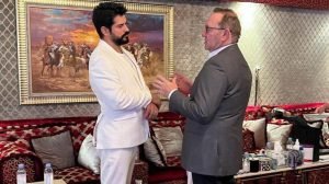 burak-ozcivit-gelen-tepkilerin-ardindan-kevin-spacey-ile-fotograflarini-sildi-ezjBcKc3.jpg