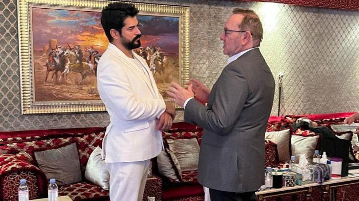 burak-ozcivit-gelen-tepkilerin-ardindan-kevin-spacey-ile-fotograflarini-sildi-ezjBcKc3.jpg
