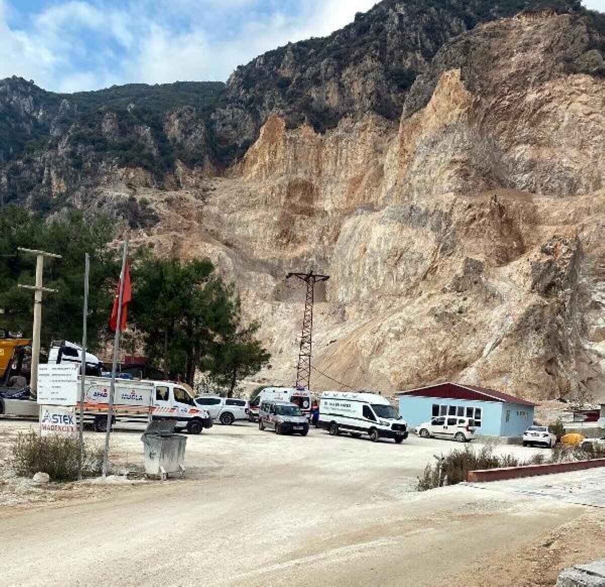 toprak-kaymasinda-250-metre-yukseklikten-yuvarlanan-kepcenin-operatoru-oldu-Q7BLBm1u.jpg
