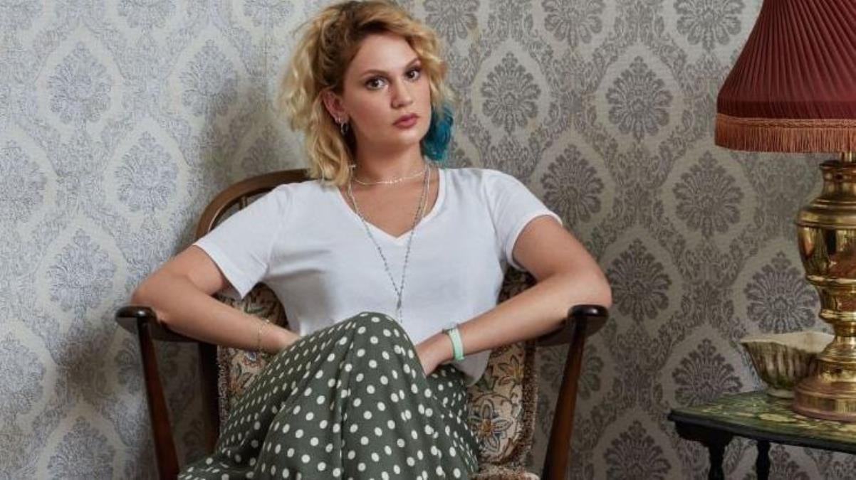farah-zeynep-abdullahtandemet-ozdemir-ile-engin-akyurek-dizisine-olay-gonderme-7kbcsgZ3.jpg