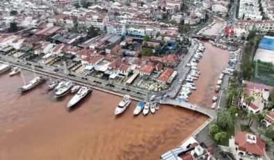 Marmaris’te denizin rengi değişti