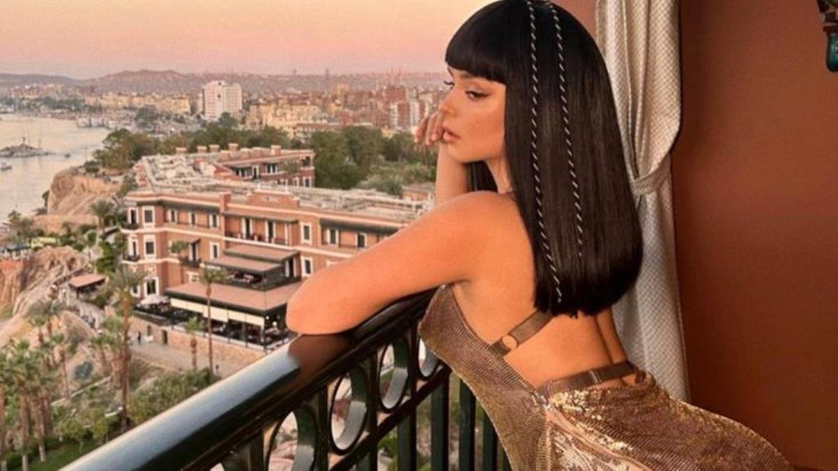 misirin-tarihi-yerlerinde-soyunarak-poz-veren-unlu-model-demi-rose-halkin-tepkisini-cekti-MKE2zPu6.jpg