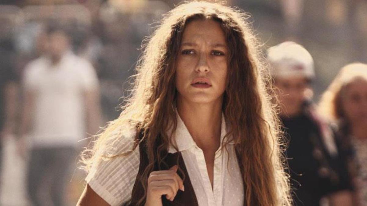 oyunculugu-kadar-sesi-de-gundemde-serenay-sarikaya-sette-sarki-soyledigi-anlari-paylasti-PecXJM1a.jpg