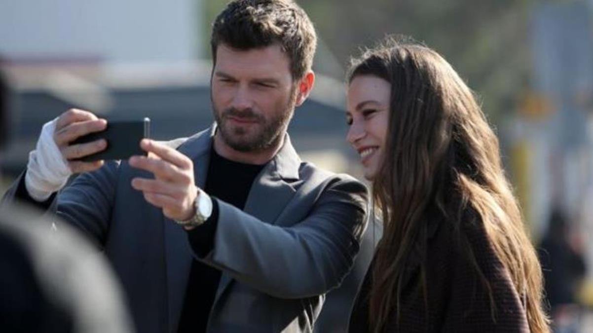 serenay-sarikaya-ve-kivanc-tatlituglu-aile-dizisinden-romantik-afis-H2LIKmnH.jpg