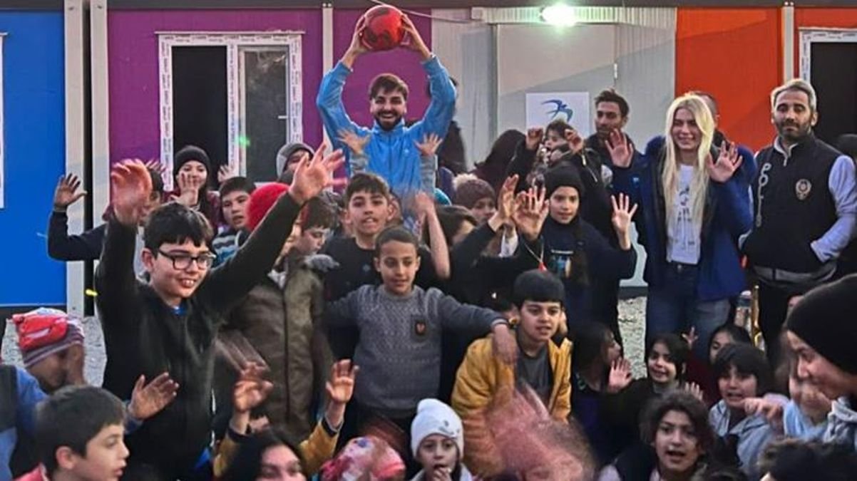 sefo-ve-aleyna-tilki-depremzede-cocuklarla-oyun-oynayip-sarki-soyledi-hfAJ9l7C.jpg