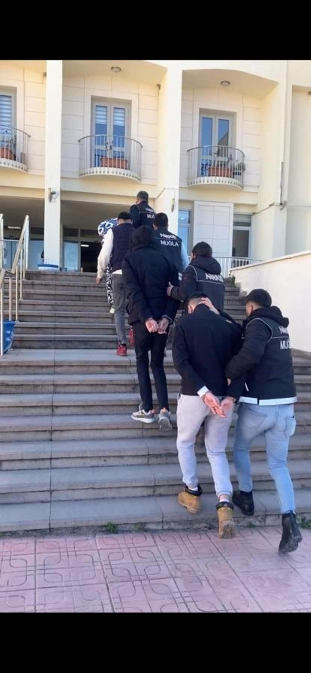 uyusturucu-operasyonunda-4-tutuklama-LU36hUpj.jpg