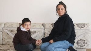 cocuklariyla-son-anda-kurtuldugu-evin-yikilisini-izlemis-QdklspQ9.jpg