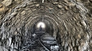 depremlerin-etkisiyle-tas-tunelde-yariklar-olustu-iBARJ2cT.jpg