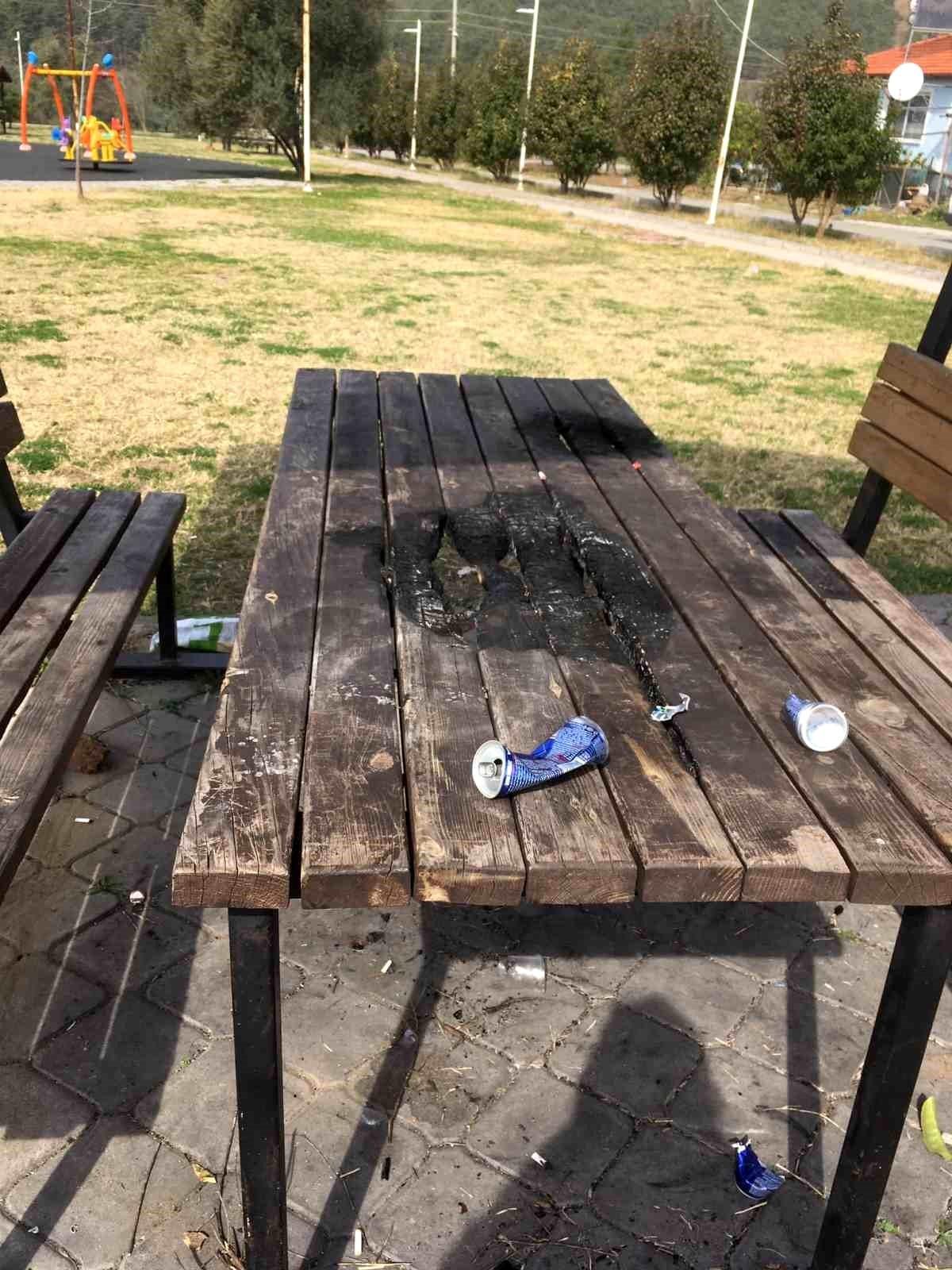 koycegizde-parkta-bulunan-masa-kimligi-belirsiz-kisiler-tarafindan-yakildi-tAg6Gp7d.jpg