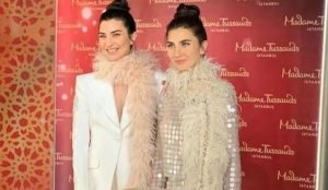 tuba-buyukustun-balmumu-heykeliyle-yan-yana-geldi-gorenler-ayirt-etmekte-zorlandi-CBBc3BVv.jpg