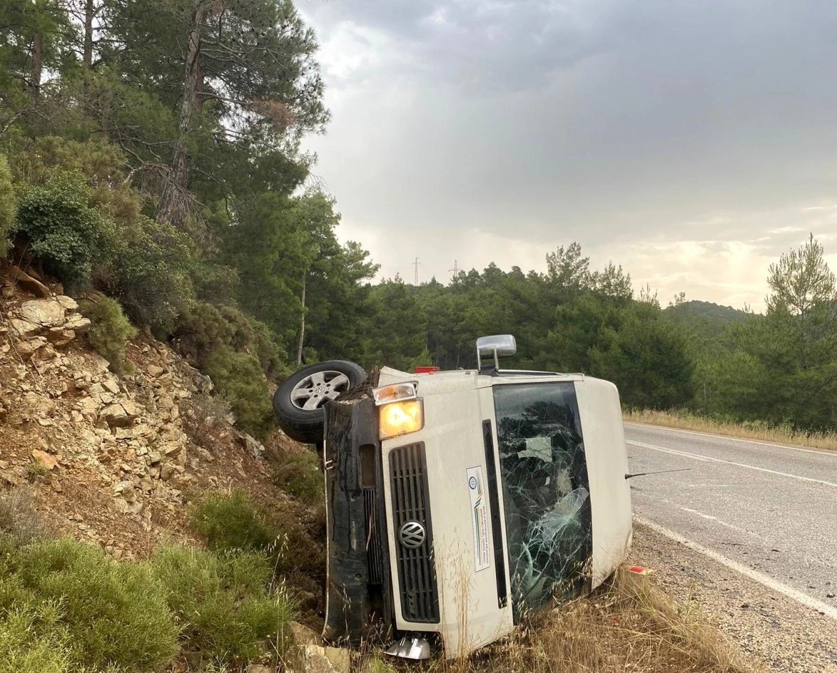 marmariste-otel-personelini-tasiyan-minibus-kaza-yapti-7-yarali-UFrpC7VE.jpg