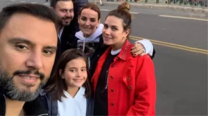 uzun-sure-sonra-barisan-buse-varol-ile-eltisi-merve-tektas-yan-yana-poz-verdi-yKMG28Ui.jpg