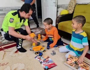 engelli-cocugun-polis-motosikletine-binme-hayali-gerceklesti-U7NykydS.jpg