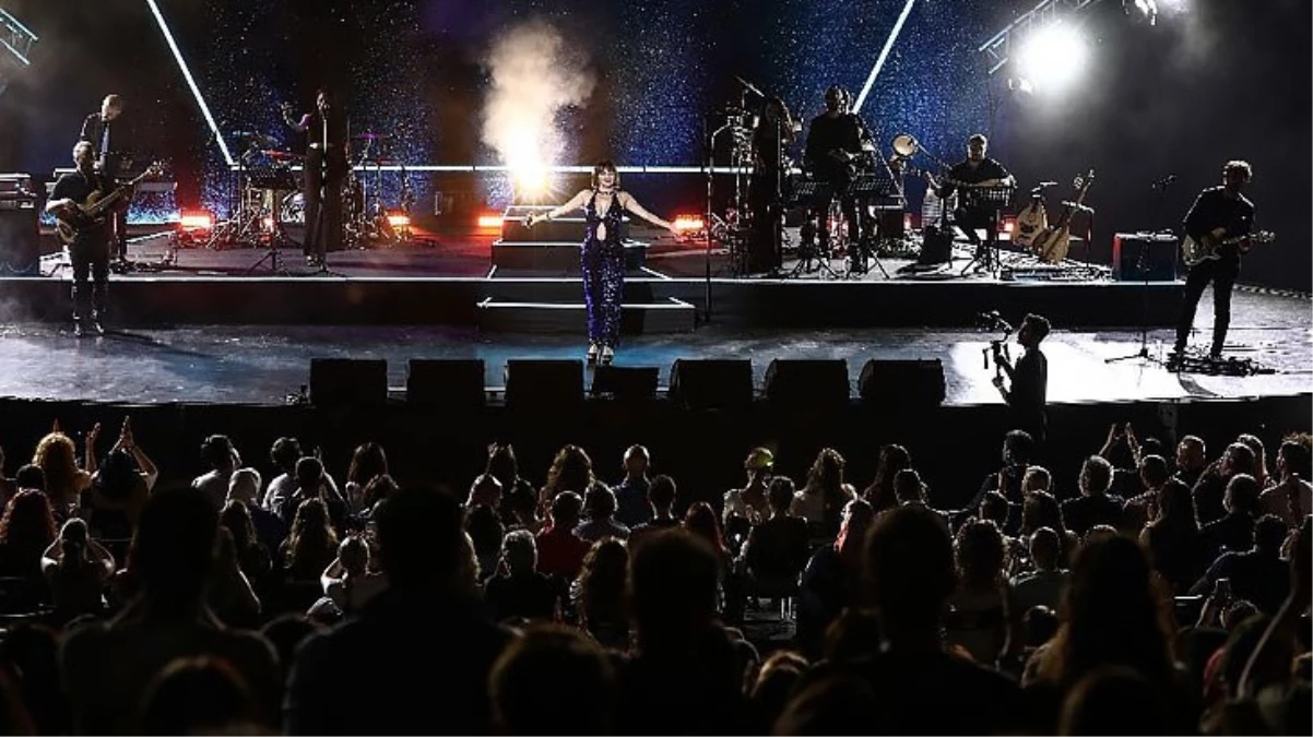 gokselin-konserinde-talihsiz-kaza-havai-fisek-on-sirada-oturan-2-kisiyi-yaraladi-OuxtlYbx.jpg