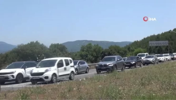 Karayolunda tatilcilerin dönüş yoğunluğu… Kilometrelerce kuyruk oluştu Trafik ışıkları iptal