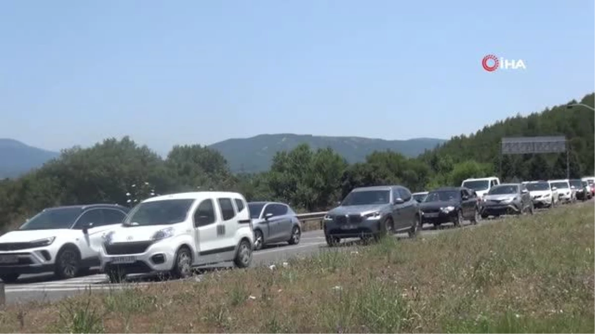 karayolunda-tatilcilerin-donus-yogunlugu-kilometrelerce-kuyruk-olustu-trafik-isiklari-iptal-kKwkAJQx.jpg