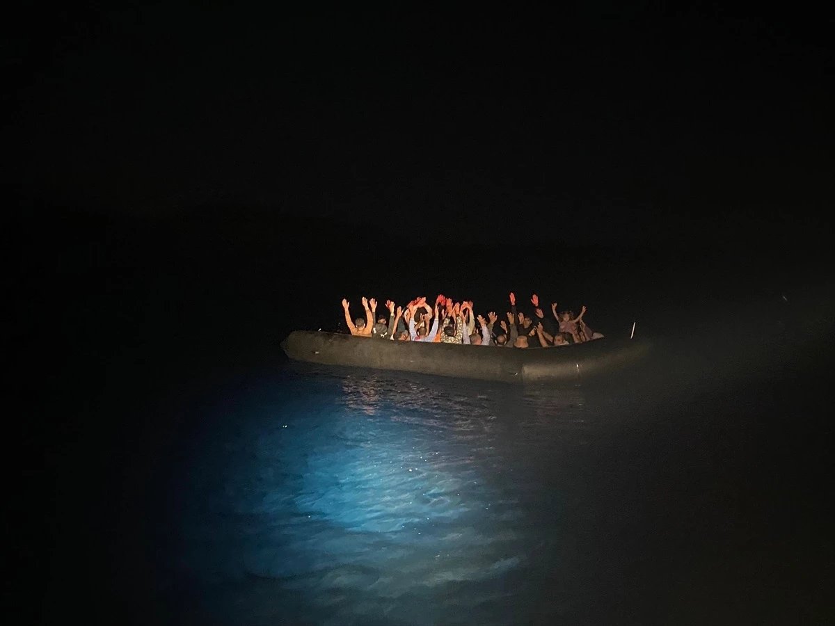muglanin-datca-ilcesi-aciklarinda-yakalanan-30-duzensiz-gocmen-karaya-cikarildi-IZgwyW1d.jpg