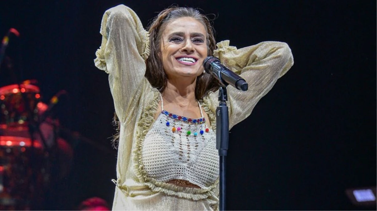 saclarini-kazitan-yildiz-tilbe-binlerce-hayraninin-onunde-perugunu-cikardi-zRE9lkEb.jpg