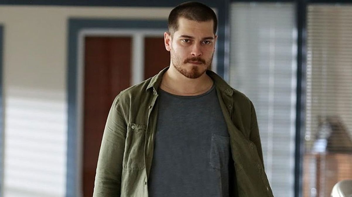 cagatay-ulusoy-yine-imaj-degistirdi-yeni-hali-sevenlerini-ikiye-boldu-ZPHwUNPY.jpg