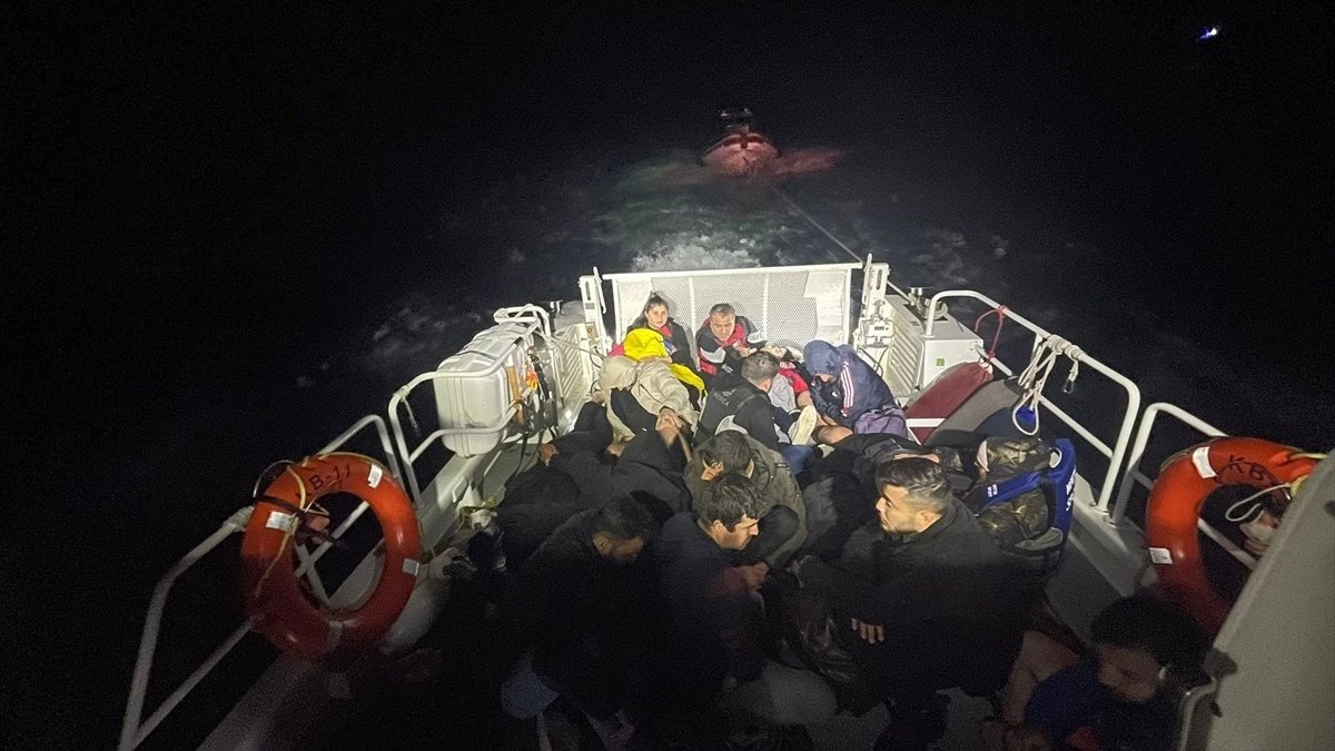 marmaris-ve-datca-aciklarinda-66-duzensiz-gocmen-kurtarildi-4udvczuG.jpg