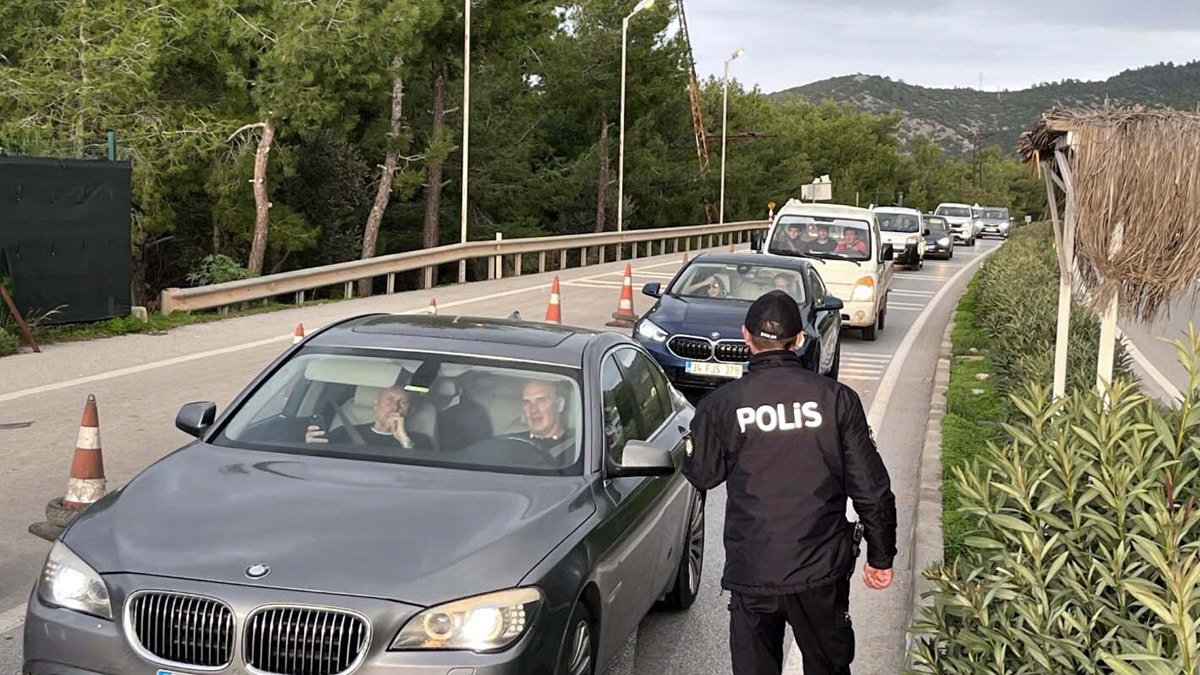 bodruma-24-saatte-10-bin-arac-giris-yapti-YgITZauu.jpg