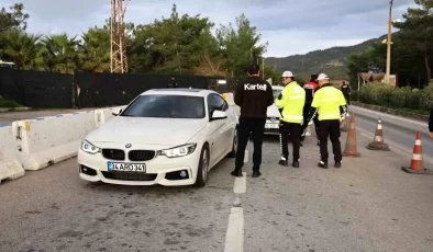 Muğla’nın Bodrum ilçesine 1 günde 10 bin araç giriş yaparken, ekipler ise yılbaşı öncesi gece gündüz uygulama yapmaya başladı