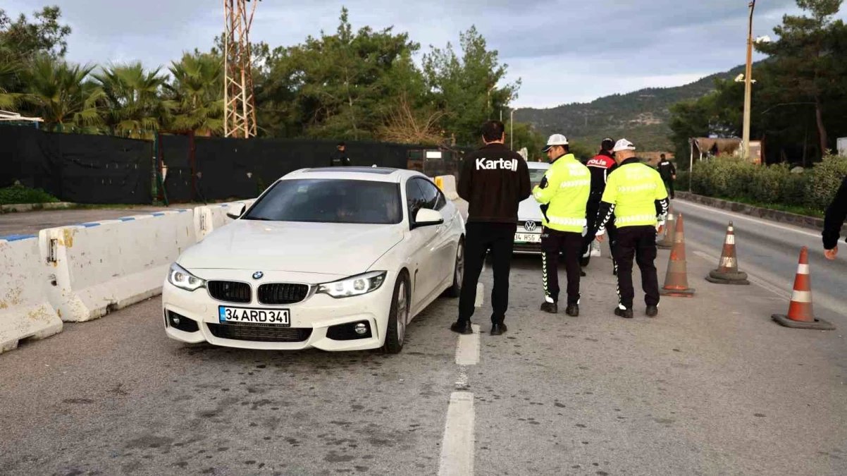 muglanin-bodrum-ilcesine-1-gunde-10-bin-arac-giris-yaparken-ekipler-ise-yilbasi-oncesi-gece-gunduz-uygulama-yapmaya-basladi-FZV1NZGz.jpg