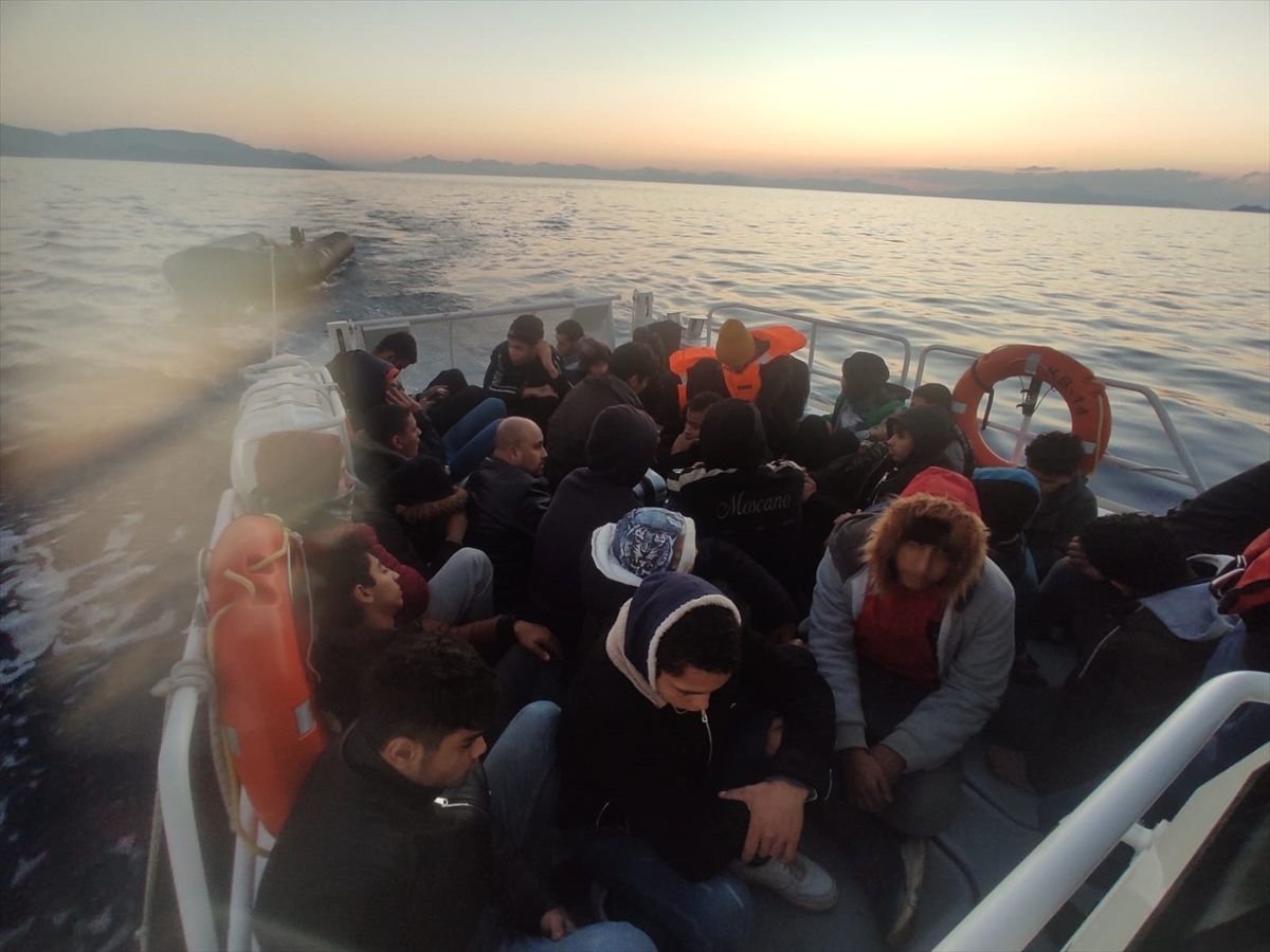 yunanistan-unsurlarinca-turk-kara-sularina-itilen-57-duzensiz-gocmen-kurtarildi-2cDDBNW5.jpg