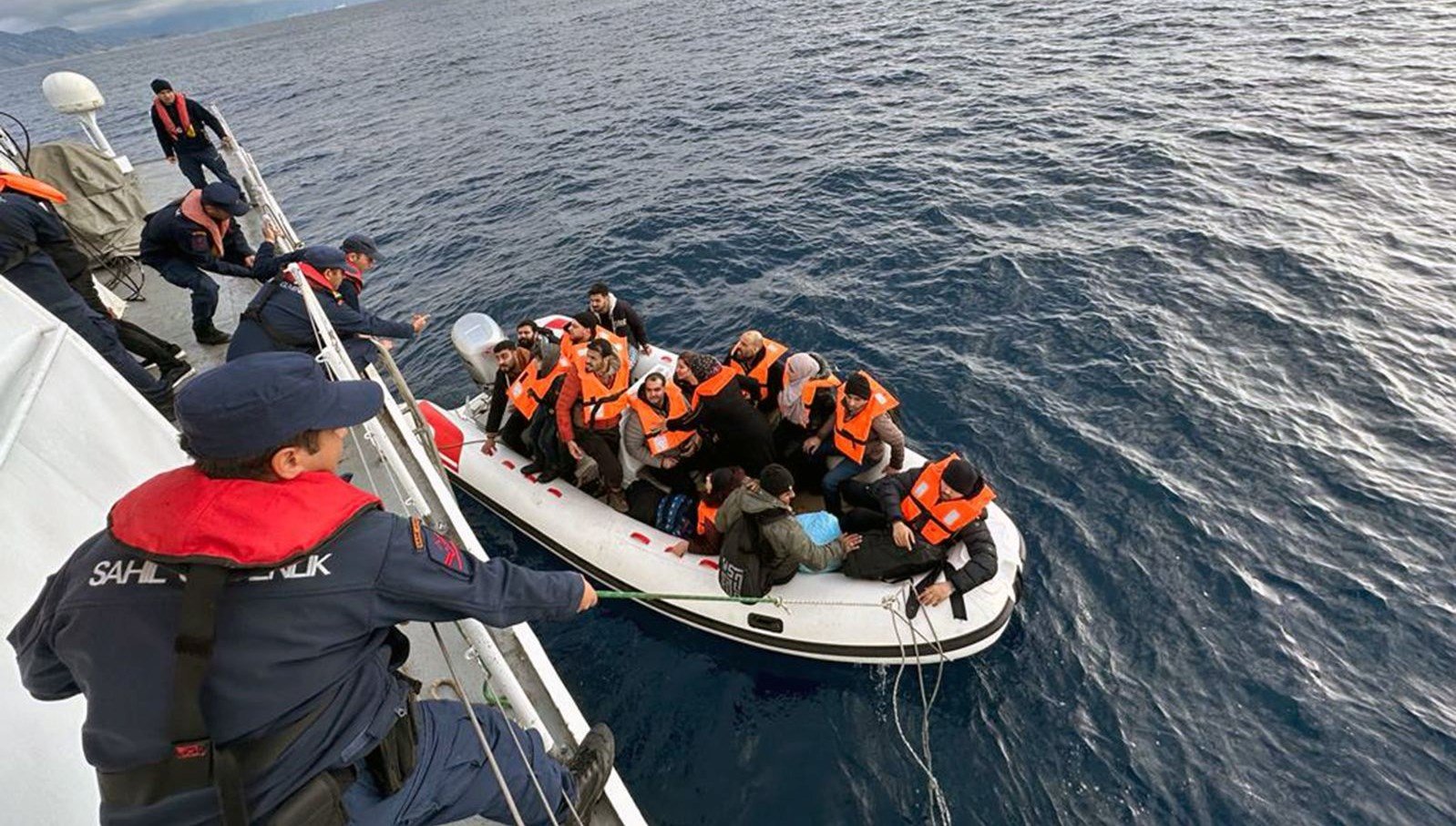 duzensiz-gocmenleri-tasiyan-bot-arizalandi-sahil-guvenlik-kurtardi-q456KRsg.jpg