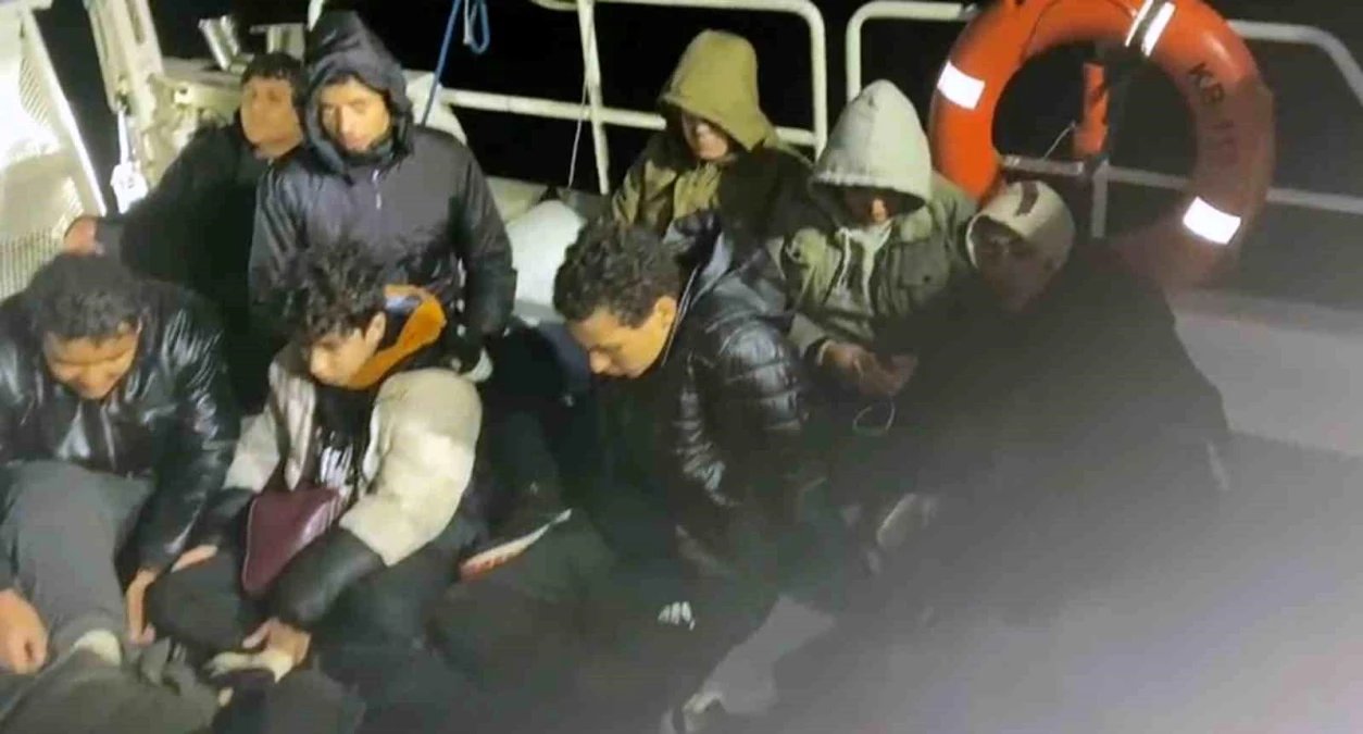 marmaris-aciklarinda-arizalanan-lastik-bot-icerisindeki-gocmenler-kurtarildi-j2zGhOw2.jpg