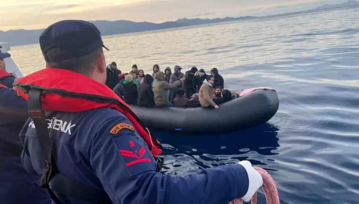 Muğla’da 49 düzensiz göçmen kurtarıldı, 2 göçmen kaçakçısı gözaltına alındı