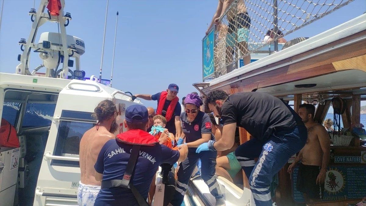 fethiyede-gezi-teknesinde-yaralanan-kisi-tahliye-edildi-6jiPewmv.jpg