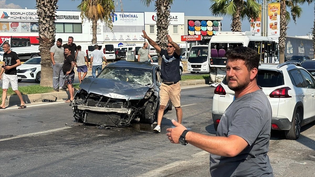 bodrumda-otomobil-ile-minibus-carpisti-14-yarali-CkC3U1DD.jpg