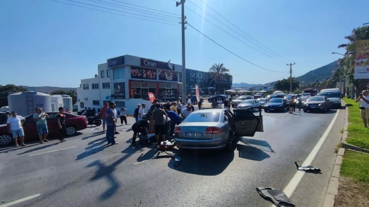 bodrumda-otomobil-ile-minibus-carpisti-14-yarali-dFJ7KVxG.jpg