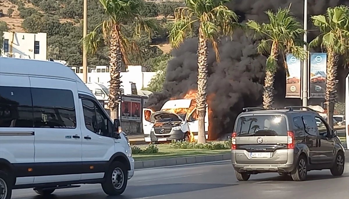 bodrumda-seyir-halindeki-servis-minibusu-yanarak-kullanilamaz-hale-geldi-LkIkkpbP.jpg