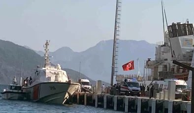 Marmaris’te Ahşap Gezi Teknesinde Yangın: Yolcular Denizden Kurtarıldı