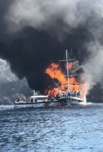 marmariste-ahsap-tur-teknesinde-cikan-yanginda-14-kisi-yaralandi-xKPvRP3x.jpg